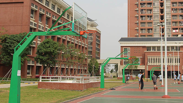  珠海市斗門成裕小學(xué)防爆籃球架在不影響孩子上課就裝起來了 