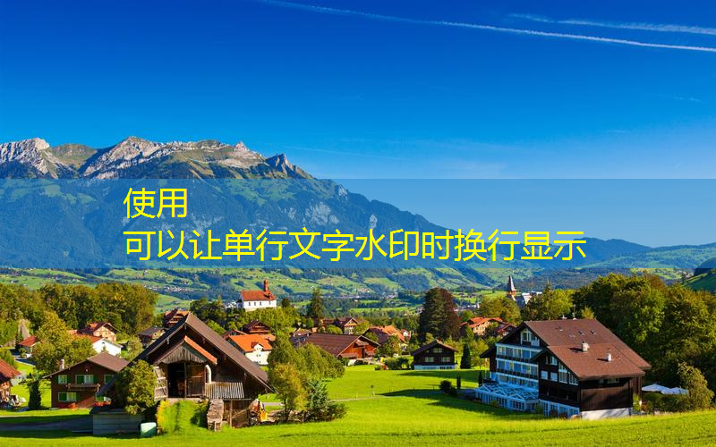 小孩子背著網(wǎng)球拍跑步